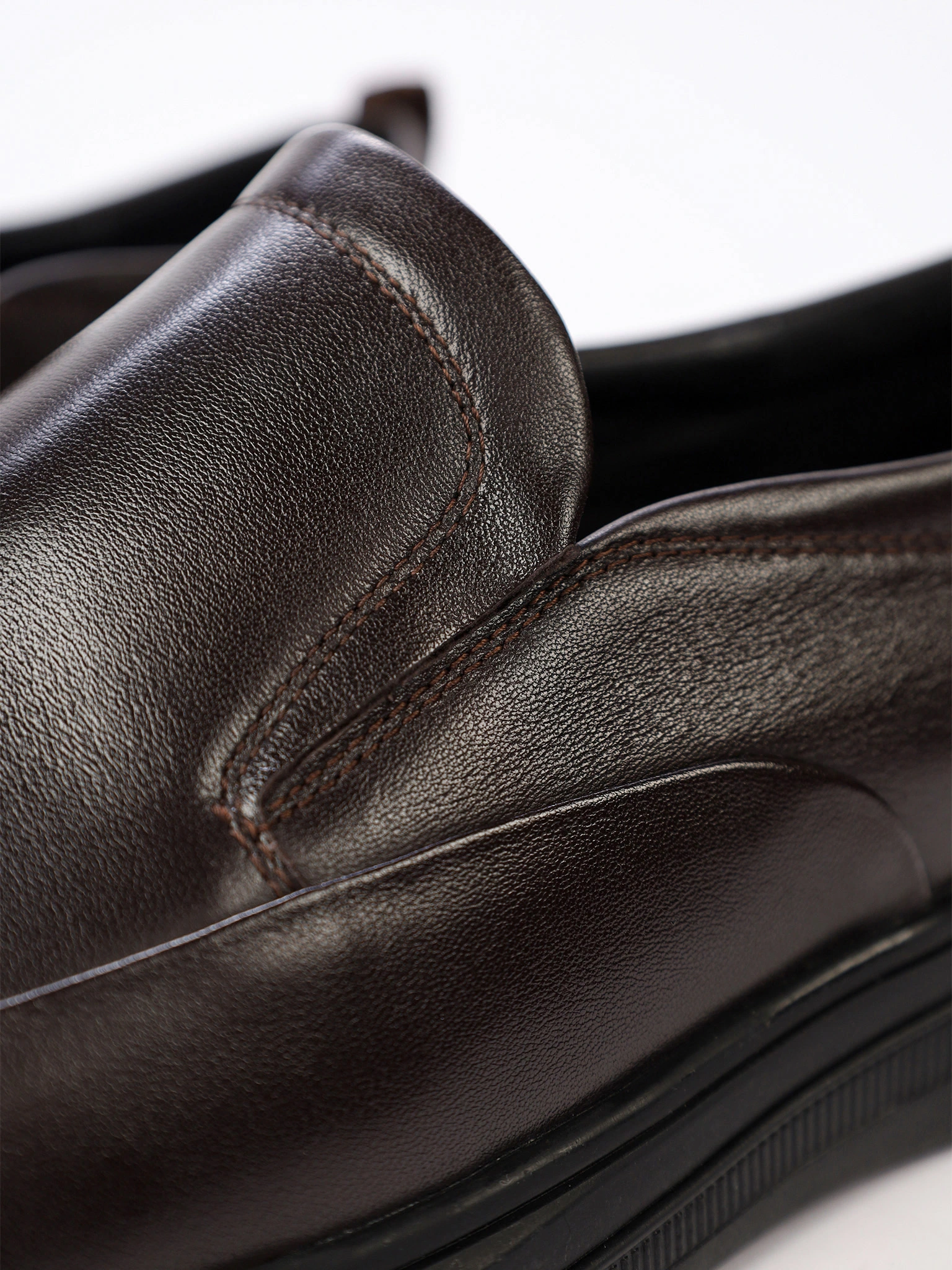 Туфли темно-коричневого цвета с эластичными вставками